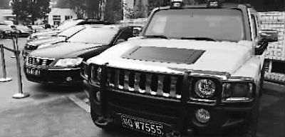 备受关注的黄色悍马